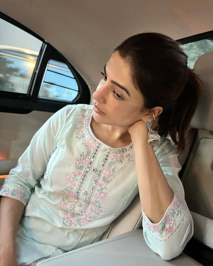 తేడాది గుణశేఖర్ దర్శకత్వంలో నటించిన ఫీ మేల్ ఓరియెంటెడ్ మూవీ శాకుంతలం ఆశించిన స్థాయిలో రిజల్ట్ ఇవ్వలేదు. ఆ తర్వాత విజయ్ విజయ్ దేవరకొండతో కలిసి ఖుషిలో నటించింది. ఆ మూవీ తర్వాత అనారోగ్య కారణాలతో చిన్న బ్రేక్ తీసుకున్న సామ్ మళ్లీ ఇండస్ట్రీలో బిజీ అవుతోంది