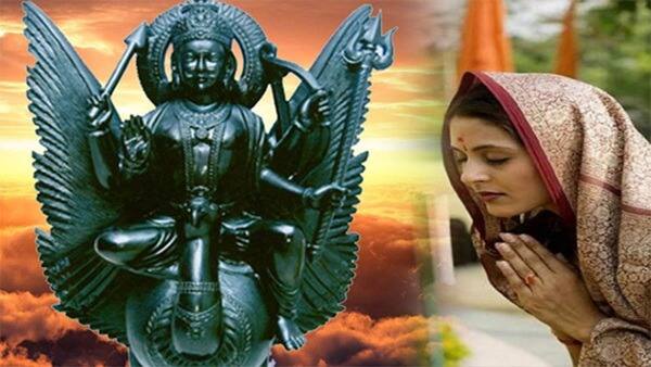 महिलांनी शनीला तेल अर्पण करू नये किंवा त्याच्या डोळ्यात पाहू नये, असं केल्याने शनिदोष निर्माण होतो.