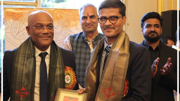 ABP News journalist Indrajit Rai received International Bharat Gaurav Award Honored in French Parliament भारतीय पत्रकार इंद्रजीत राय को मिला अंतरराष्ट्रीय भारत गौरव अवॉर्ड, फ्रांस की संसद में किया गया सम्मानित