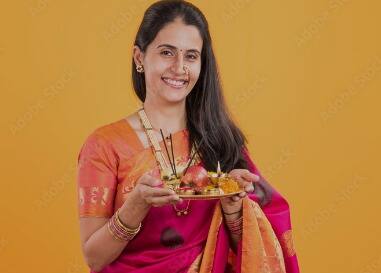 स्त्री आणि पुरुष दोघांनीही पूजेशी संबंधित महत्त्वाच्या नियमांचं पालन केलं पाहिजे. हिंदू धर्मात विशेषत: महिलांसाठी पूजेशी संबंधित काही खास नियम आहेत, ज्यांचं पालन सर्व महिलांनी केलं पाहिजे.