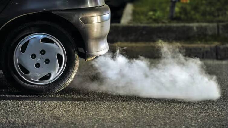 White smoke from bikes and cars? What is the signal... know ਬਾਈਕ ਅਤੇ ਕਾਰ ਛੱਡ ਰਹੀ ਚਿੱਟਾ ਧੂੰਆਂ? ਕੀ ਹੈ ਸੰਕੇਤ... ਜਾਣੋ