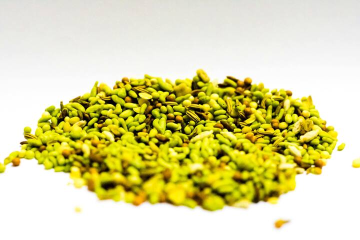 3. பெருஞ்சீரகம், ஓமம், தானிய தால் ஆகியவற்றை நன்றாக வறுத்து அறைக்கவும் இதனுடன் பனை சர்க்கரை, குல்கந்த் சேர்க்கவும்.இந்த கலவையை 1 ஸ்பூன் அளவு எடுத்து சாப்பிட்டால், வாய் துர்நாற்றம் போகும்.