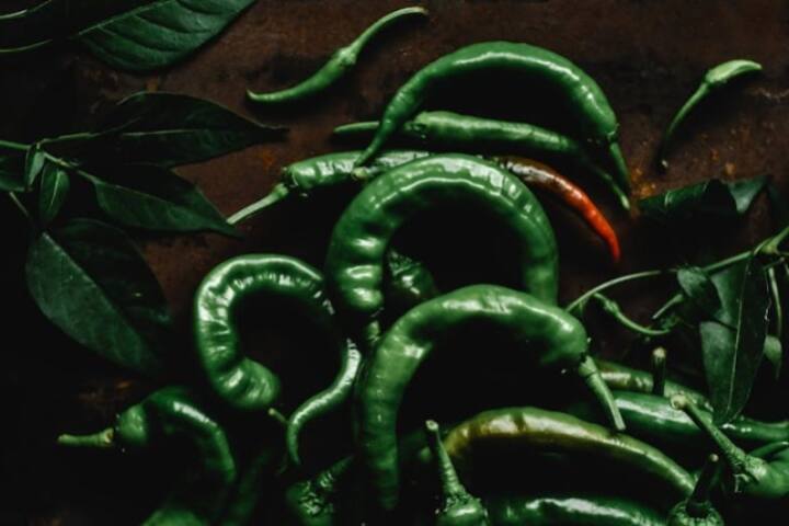 பச்சை மிளகாய் காம்பை நறுக்கிட்டு ஒரு பாத்திரத்தில் மூடி வைத்தால் பச்சை மிளகாய் ரொம்ப நாட்களுக்கு ஃப்ரெஷ்ஷாக இருக்கும்.