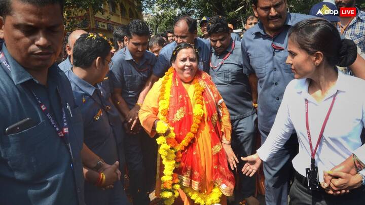 कॉलर्स ने खुद को क्राइम ब्रांच का अधिकारी बताया और कहा कि वे पूछताछ के लिए बीजेपी की उमा भारती की लोकेशन जानना चाहते हैं.