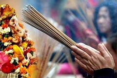 Worship Rules : महिलांनी देवपूजा करताना कोणत्या गोष्टींची काळजी घ्यावी? 'या' चुका केल्यास होत नाही देवाची कृपा