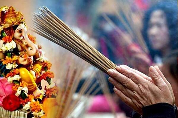 हिंदू धर्मात देवपूजेला विशेष महत्त्व आहे. परंतु पूजापाठ  नियमानुसार केला तरच पूजेचं शुभ फल प्राप्त होतं. पूजेदरम्यान केलेली एक छोटीशी चूकही फार त्रासाची ठरू शकते आणि त्याचं पाप आपल्याला भोगावं लागतं.