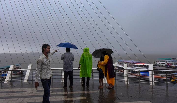 आईएमडी ने बताया कि दक्षिण-पश्चिम मानसून उत्तर अरब सागर के कुछ स्थानों, मध्य महाराष्ट्र के और अधिक जगहों और गुजरात के दक्षिण हिस्से तक पहुंच चुका है.