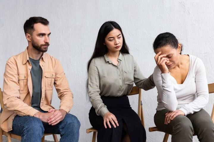 अगर आपकी मर्जी के खिलाफ आपके लिए रिश्ता तय होता है, तो आपको किसी रिलेशनशिप काउंसलर की मदद से माता पिता को समझना चाहिए.