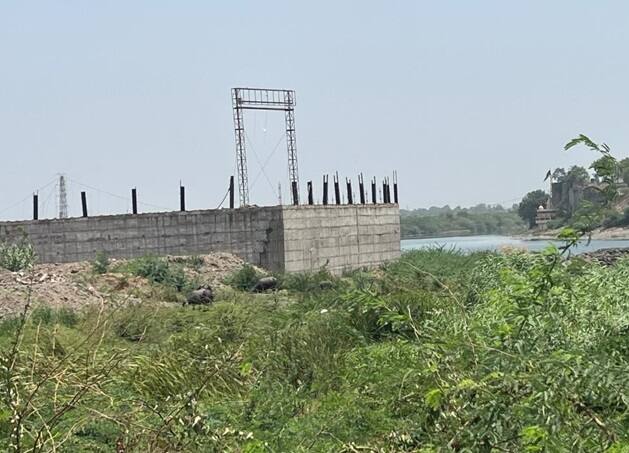 Swaminarayan temple of Morbi construction of  illegal  wall મોરબીમાં  સ્વામીનારાયણ મંદિર વિવાદમાં, મચ્છુ નદીના પટ્ટમાં ગેરકાયદે દીવાલ ચણાતા ફરિયાદ