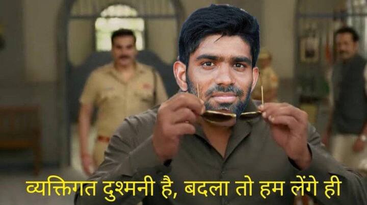 सौरभ नेत्रावळकरनं दोन विकेट घेतल्यानंतर सोशल मीडियावर त्याचं कौतुक करणारे मीम्स फिरू लागले.