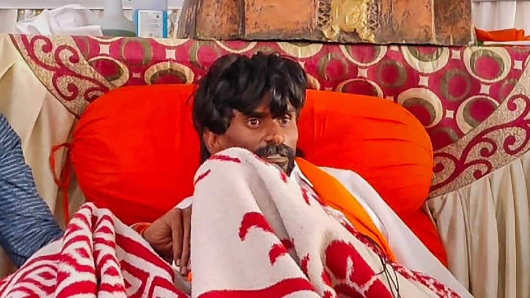 मनोज जरांगे तबीयत बिगड़ने पर इलाज को तैयार, अनशन पर MVA ने शिंदे सरकार को घेरा Manoj Jarange on hunger strike demanding Maratha reservation agrees to treatment MVA target Eknath Shinde ann मनोज जरांगे तबीयत बिगड़ने पर इलाज को तैयार, अनशन पर MVA ने शिंदे सरकार को घेरा