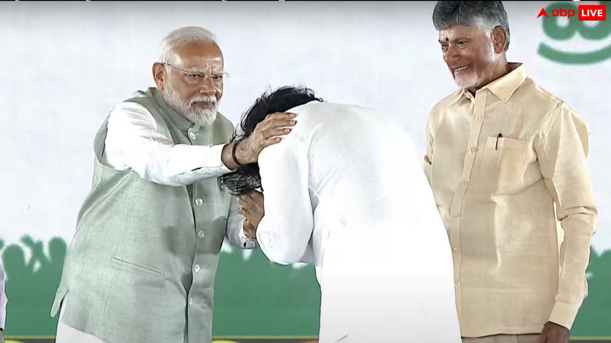 साउथ सुपरस्टार Pawan Kalyan बने डिप्टी CM, नायडू के पैर छुए, पीएम मोदी ने भी दिया आशीर्वाद