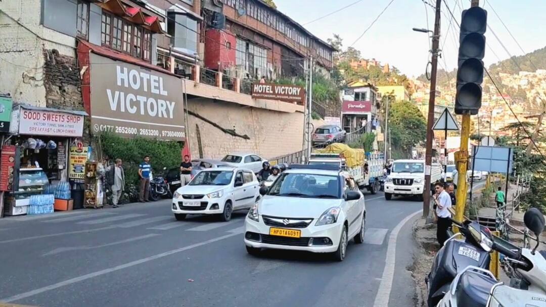 Shimla Traffic Plan Traffic Increased due to influx of tourists Entry of two lakh vehicles in 10 days In Himachal Pradesh ANN Shimla: शिमला में पर्यटकों की आमद बढ़ने से बढ़ा ट्रैफिक,10 दिन में दो लाख गाड़ियों की एंट्री