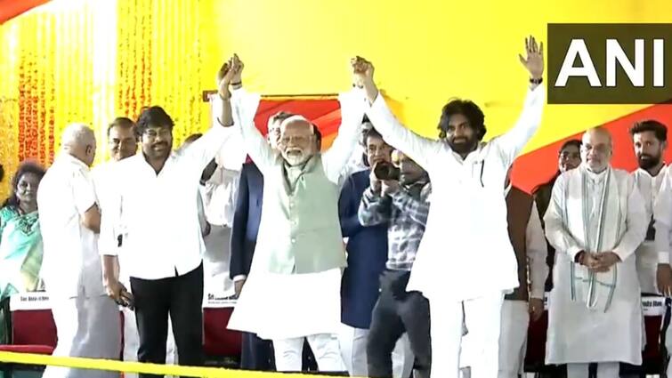 Narendra Modi BJP NDA PM Jana Sena Pawan Kalyan Konidela Chiranjeevi TDP N Chandrababu Naidu Andhra Pradesh Watch Video VIDEO: शपथ के बाद इन दो दिग्गजों को मंच के बीचो-बीच ले आए PM नरेंद्र मोदी, देखिए फिर क्या हुआ
