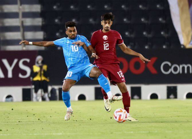 भारतीय फुटबॉल संघ फिफा विश्वचषक स्पर्धेच्या दुसऱ्या फेरीच्या पात्रता फेरीत पराभूत झाला आहे. वास्तविक, मंगळवारी रात्री कतारविरुद्धच्या वादग्रस्त गोलमुळे टीम इंडियाचा कतारकडून पराभव झाला.