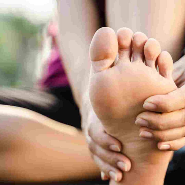 ਇਸ ਤੋਂ ਇਲਾਵਾ ਵਧਦੇ ਤਾਪਮਾਨ ਦੇ ਕਾਰਨ ਪੈਰਾਂ ਵੱਲ ਖੂਨ ਦਾ ਸੰਚਾਰ ਵਧਣ ਕਾਰਨ ਪੈਰਾਂ ਦੇ ਤਲੀਆਂ 'ਚ ਜਲਨ ਦੀ ਸਮੱਸਿਆ ਵੀ ਸ਼ੁਰੂ ਹੋ ਜਾਂਦੀ ਹੈ। ਇਸ ਤੋਂ ਰਾਹਤ ਪਾਉਣ ਲਈ ਕੁਝ ਘਰੇਲੂ ਨੁਸਖੇ ਬਹੁਤ ਕਾਰਗਰ ਹਨ।