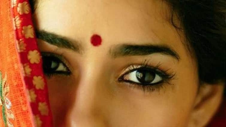 Do you know bindi on the forehead of women is a sign of what know what is the religious belief behind it Hindu Tradition: મહિલાઓના કપાળ પર ચાંદલો કઈ વાતની છે નિશાની, જાણો તેની પાછળ શું છે ધાર્મિક માન્યતા