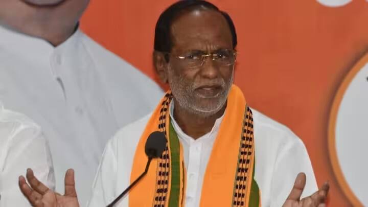 પ્રમુખ પદની રેસમાં બીજેપી ઓબીસી મોરચાના પ્રમુખ કે લક્ષ્મણનું નામ છે. લક્ષ્મણ તેલંગાણાથી આવે છે. આ એ જ રાજ્ય છે જ્યાં ભાજપ આંધ્ર પ્રદેશ પછી દક્ષિણ તરફ સૌથી વધુ ધ્યાન આપી રહ્યું છે.