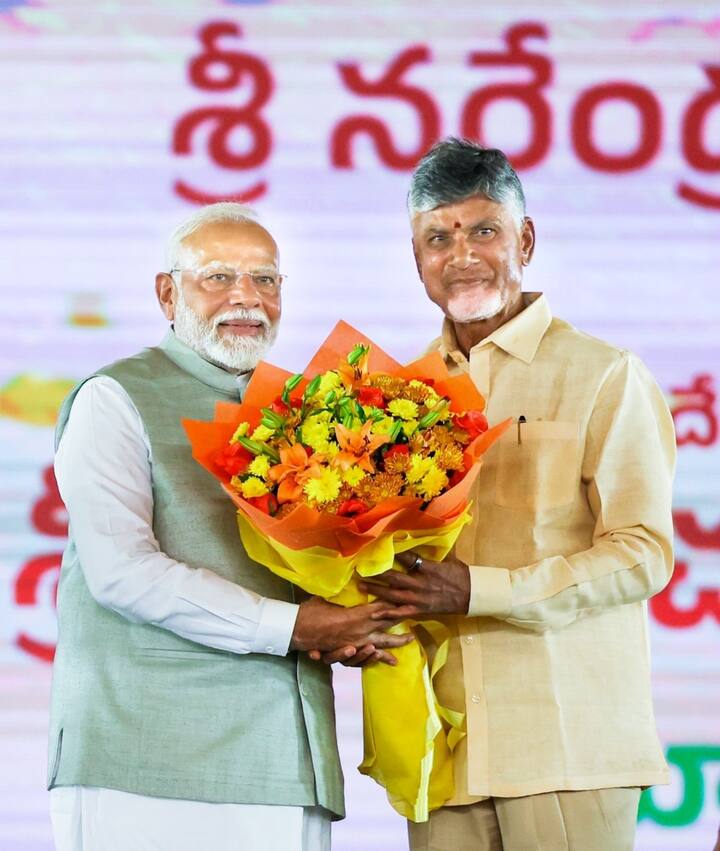 ప్రమాణ స్వీకారం అనంతరం సీఎం చంద్రబాబు ప్రధాని మోదీకి పుష్పగుచ్ఛం అందించారు. అనంతరం శాలువా కప్పి సత్కరించారు.