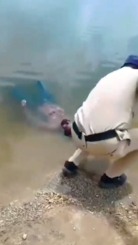 ​​गर्मी से बचने के लिए शख्स ने लगाई गजब तरकीब पुलिस के उड़े होश