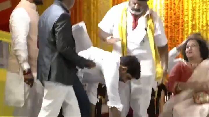తన మామయ్య బాలకృష్ణ కాళ్లకు మంత్రి లోకేశ్ నమస్కరించి ఆశీర్వాదం తీసుకున్నారు.