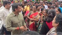 'संसदेत फक्त  विषय मांडू नका, संसद बंद पाडा', अंतरवालीत मराठा महिला आंदोलकांनी ओमराजेंची गाडी अडवली!