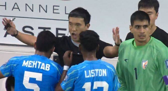 आता हा व्हिडिओ सोशल मीडियावर व्हायरल होत आहे. याशिवाय सोशल मीडिया यूजर्स सतत कमेंट करून आपला फीडबॅक देत आहेत. तसेच चाहत्यांचे म्हणणे आहे की, भारताला अन्यायकारक वागणूक दिली गेली, असे झाले नसते तर टीम इंडिया इतिहास रचण्यात यशस्वी ठरली असती.