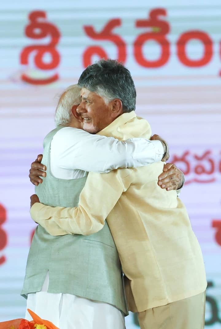 ఈ సందర్భంగా ప్రధాని మోదీ చంద్రబాబును ఆత్మీయ ఆలింగనం చేసుకున్నారు. ఈ క్రమంలో చంద్రబాబు భావోద్వేగానికి గురయ్యారు.