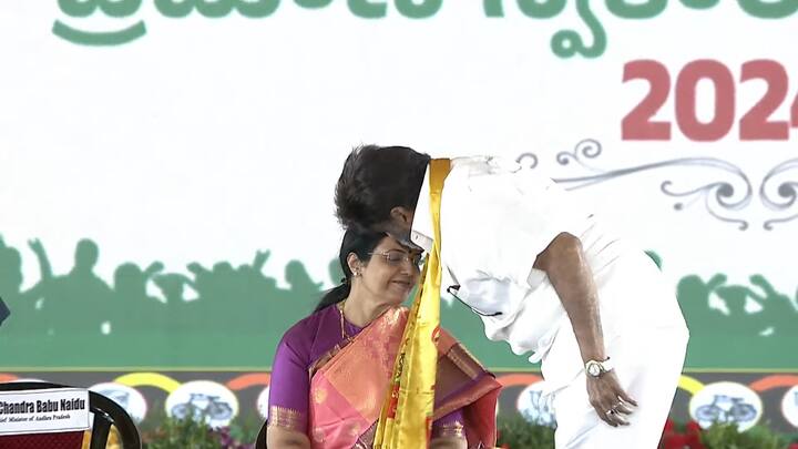 సభా వేదికపై బాలకృష్ణ తన సోదరి, చంద్రబాబు సతీమణి భువనేశ్వరిని ఆప్యాయంగా పలుకరించి నుదిటిపై ఆత్మీయంగా ముద్దు పెట్టారు.