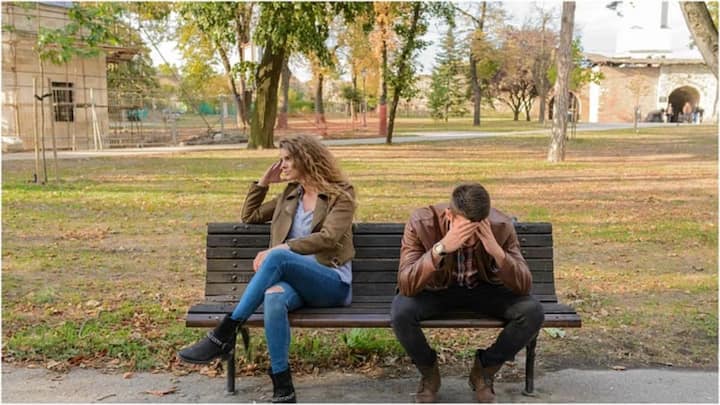 Relationship Tips :  अनेकदा जेव्हा आपण आपल्या नात्याची गुपितं तिसऱ्या व्यक्तीला सांगतो, तेव्हा ती तिसरी व्यक्ती तुमची शुभचिंतक असेलच असं नाही.