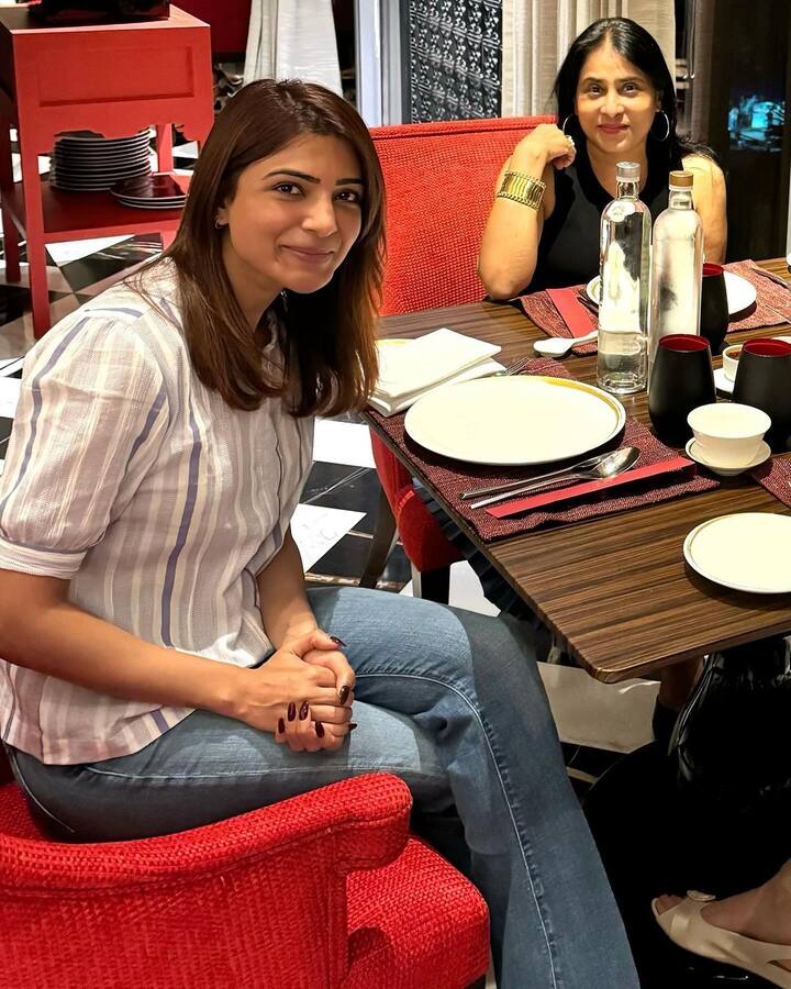 ఎక్కువగా టూర్లకు, ఆశ్రమాలకు వెళ్లే సామ్..రీసెంట్ గా కోయంబత్తూరులోని ఈషా ఫౌండేషన్కు వెళ్లిన పిక్స్ షేర్ చేసింది. ‘గురువు, మెంటార్ కోసం మనలో చాలామంది వెతుకుతుంటారు. జ్ఞానం కావాలంటే ప్రపంచంలో వెతకాలి.... ఎందుకంటే మన రోజువారీ జీవితంలో అనేక సంఘటనలు మనపై ప్రభావితం చూపుతుంటాయి. వాటిలో ఏవి సాధారణం, ఏవి అసాధారణమో తెలుసుకోవడం చాలా కష్టం. అలాంటి వాటి గురించి కేవలం తెలుసుకోవడమే కాదు.. మనం నేర్చుకున్న జ్ఞానాన్ని జీవితంలో అమలుచేయడం కూడా ముఖ్యమే’ అని పోస్ట్ పెట్టింది..