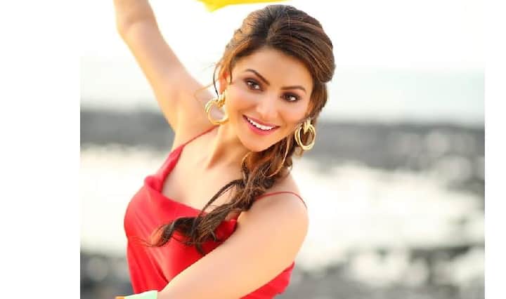 ਉਰਵਸ਼ੀ ਰੌਤੇਲਾ ਵੀ ਹੋਈ ਦੀਵਾਨੀ!  ਤੁਹਾਨੂੰ ਦੱਸ ਦੇਈਏ ਕਿ ਬਾਲੀਵੁੱਡ ਹੀਰੋਇਨ ਉਰਵਸ਼ੀ ਰੌਤੇਲਾ ਵੀ ਪਾਕਿਸਤਾਨੀ ਪਲੇਅਰ ਦੀ ਦੀਵਾਨੀ ਹੈ। ਕਿਉਂਕਿ, ਉਰਵਸ਼ੀ ਰੌਤੇਲਾ ਕਈ ਵਾਰ ਨਸੀਮ ਸ਼ਾਹ ਬਾਰੇ ਬਿਆਨ ਦੇ ਚੁੱਕੀ ਹੈ ਅਤੇ ਇੰਸਟਾਗ੍ਰਾਮ 'ਤੇ ਨਸੀਮ ਲਈ ਸਟੋਰੀ ਵੀ ਪੋਸਟ ਕਰ ਚੁੱਕੀ ਹੈ। ਸੋਸ਼ਲ ਮੀਡੀਆ 'ਤੇ ਕੁਝ ਫੈਨਜ਼ ਸੋਨਮ ਬਾਜਵਾ ਨੂੰ ਟ੍ਰੋਲ ਵੀ ਕਰ ਰਹੇ ਹਨ। ਕਿਉਂਕਿ, ਉਸ ਨੇ ਪਾਕਿਸਤਾਨੀ ਖਿਡਾਰੀ ਦੀ ਆਪਣੀ ਸਟੋਰੀ ਇੰਸਟਾਗ੍ਰਾਮ 'ਤੇ ਪੋਸਟ ਕੀਤੀ।