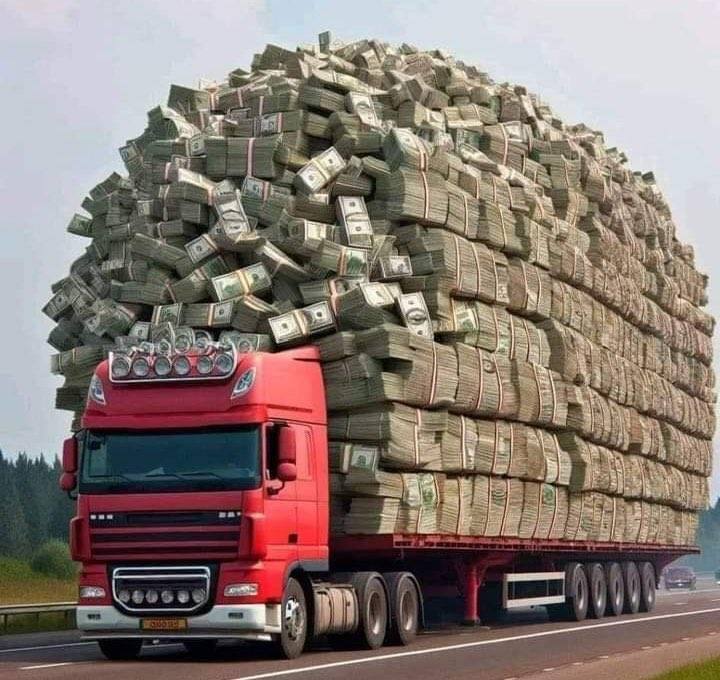 एका नेटकऱ्यानं आयपीएलच्या फ्रँचायजीचे मालक पैसे घेऊन अमेरिकेला सौरभ नेत्रावळकरला आयपीएलच्या पुढच्या पर्वात संघात घेण्यासाठी स्पर्धा, पैशांचा ट्रक घेऊन संघ मालक रवाना असा फोटो पोस्ट केला आहे.