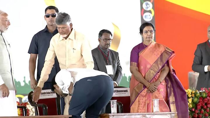 మంత్రిగా ప్రమాణం చేసిన అనంతరం లోకేశ్ సీఎం చంద్రబాబుకు పాదాభివందనం చేశారు.
