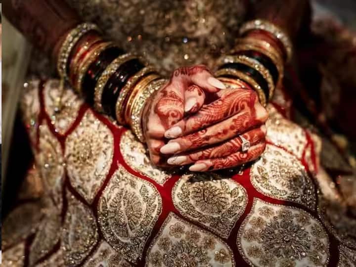 ਤੁਸੀਂ ਕਲੀਰੇ ਝੁਮਰ ਡਿਜ਼ਾਈਨ ਵਾਲੀਆਂ ਚੂੜੀਆਂ ਵੀ ਪਹਿਨ ਸਕਦੇ ਹੋ। ਇਹ ਬ੍ਰਾਈਡਲ ਲੁੱਕ ਲਈ ਕਾਫੀ ਮਸ਼ਹੂਰ ਹੈ।