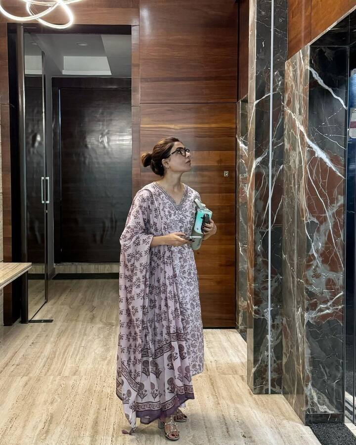 தேவைப்படும் நேரத்தில் வெளிநாட்டிற்கு ட்ரிப் சென்று வருவதையும் வழக்கமாக வைத்து இருக்கிறார்.