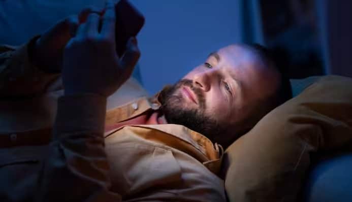 સૂતા સમયે પોતાનાથી કેટલો દૂર રાખવો જોઇએ મોબાઇલ ફોન, નહી તો થશે આ નુકસાન You shouldnt sleep with your cell phone at night સૂતા સમયે પોતાનાથી કેટલો દૂર રાખવો જોઇએ મોબાઇલ ફોન, નહી તો થશે આ નુકસાન