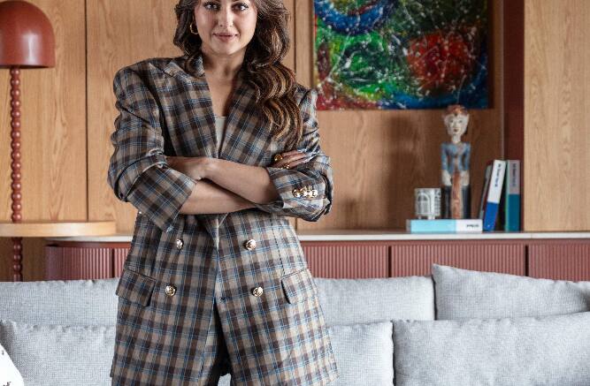 आर्किटेक्चरल डाइजेस्ट इंडिया के लिए एक वीडियो में सोनाक्षी सिन्हा ने अपने शानदार मुंबई अपार्टमेंट का टूर कराया था.  सोनाक्षी ने अपने 4,000 स्कवायर फुट के मुंबई घर की तस्वीरें भी पोस्ट कीं थीं.