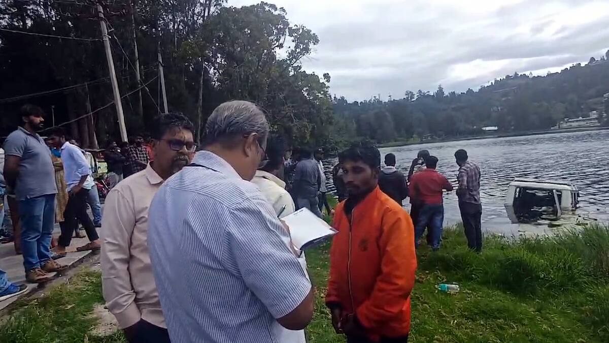 கொடைக்கானல் நட்சத்திர ஏரிக்குள் பறந்த கார். அதிர்ஷ்டவசமாக உயிர் தப்பிய வாலிபர்கள்