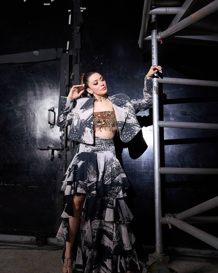 ఢీ సెలబ్రిటీ స్పెషల్ సీజన్ 2 కోసం హన్సిక జడ్జ్ అవతారం ఎత్తింది. తెలుగు రియాలిటీ షోకు జడ్జ్గా వ్యవహరించిన ఫస్ట్ స్టార్ హీరోయిన్ హన్సిక. రీసెంట్ గా రిలీజైన ప్రోమోలో హైపర్ ఆదిని 'నోరు మూసుకో' అన్న డైలాగ్ వైరల్ అయింది...