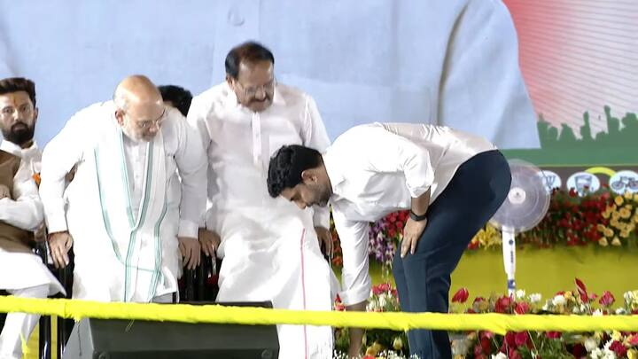 మాజీ ఉప రాష్ట్రపతి వెంకయ్యనాయుడు కాళ్లకు మంత్రి లోకేశ్ నమస్కారం చేశారు. అనంతరం కేంద్ర హోంమంత్రి అమిత్ షాకు ఇతర ప్రముఖులను సైతం ఆప్యాయంగా పలుకరించి అభివాదం చేశారు.