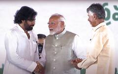 Pawan Kalyan और Chiranjeevi ने अचानक पकड़ा पीएम मोदी का हाथ, फिर जो हुआ... वो वायरल है, देखें
