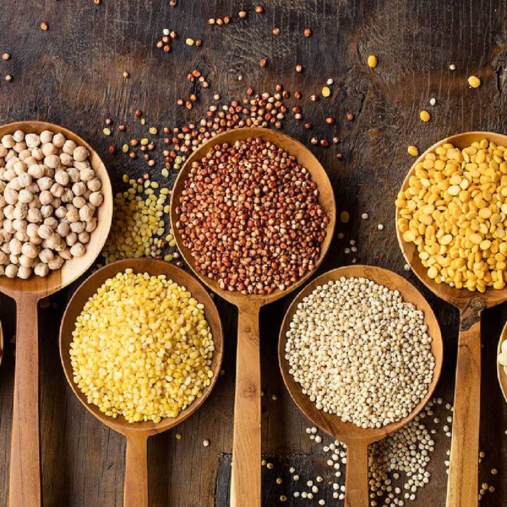 ਇਸ ਦੇ ਨਾਲ ਹੀ ਕੁਝ ਲੋਕ ਪਕਾਉਣ ਤੋਂ ਪਹਿਲਾਂ ਦਾਲਾਂ ਨੂੰ ਕੁਝ ਦੇਰ ਲਈ ਭਿਓ ਕੇ ਰੱਖਦੇ ਹਨ, ਬਾਜ਼ਾਰ 'ਚ ਕਈ ਤਰ੍ਹਾਂ ਦੀਆਂ ਦਾਲਾਂ ਮਿਲਦੀਆਂ ਹਨ, ਜਿਨ੍ਹਾਂ ਨੂੰ ਪਕਾਉਣ ਤੋਂ ਪਹਿਲਾਂ ਚੰਗੀ ਤਰ੍ਹਾਂ ਧੋਣ ਅਤੇ ਫਿਰ ਭਿਉਂਣ ਦੀ ਸਲਾਹ ਦਿੱਤੀ ਜਾਂਦੀ ਹੈ। ਪਰ ਕੀ ਇਸ ਦੇ ਕੋਈ ਲਾਭ ਹਨ ਜਾਂ ਕੀ ਇਹ ਖਾਣਾ ਬਣਾਉਣ ਦਾ ਸਮਾਂ ਬਚਾਉਂਦਾ ਹੈ? ਆਓ ਜਾਣਦੇ ਹਾਂ ਇਸ ਬਾਰੇ।