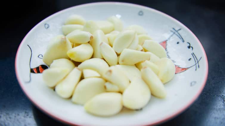 5 benefits of eating garlic on an empty stomach ખાલી પેટ લસણ ખાવાથી મળે છે આ 5 ગજબના ફાયદા, જાણીને તમે પણ દંગ રહી જશો
