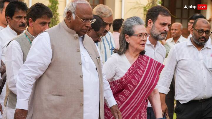 दिलीप सी मंडल ने आगे बताया कि यह सुनने में बहुत अच्छा लगता है कि सबके पास संपत्ति होनी चाहिए. सबके पास तो तब होगी न, जब देश के पास होगी और उसे नीचे तक पहुंचाया जाएगा. वरना आप गरीबी का बंटवारा करेंगे. समृद्धि का बंटवारा करने के लिए उसका होना जरूरी है.