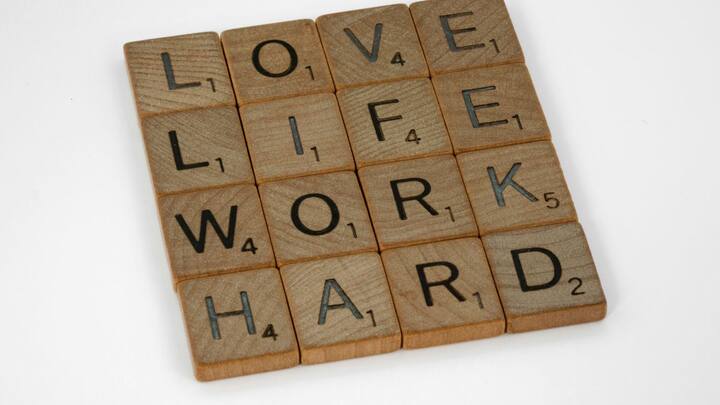 தேனும் குறுகிய அல்லது நீண்ட கால இலக்கு அல்லது காலக்கெடுவை அடையும்போது, அந்த வெற்றியைக் கொண்டாட உங்களைப் பாராட்டிக் கொள்ளுங்கள். பாராட்டு வெகுமதியாகவும் இருக்கலாம். உங்களுக்கு நீங்களே பிடித்த விசயங்களை பரிசாக அளித்துக்கொள்ளலாம்.