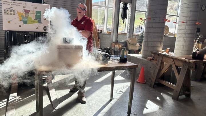 बता दें कि नाइट्रोजन का केमिस्ट्री में सिंबल N2 है. वहीं जब नाइट्रोजन का तापमान -195.8 डिग्री सेल्सियस से नीचे चला जाता है, तब ये तरल रूप या लिक्विड में कन्वर्ट हो जाता है.