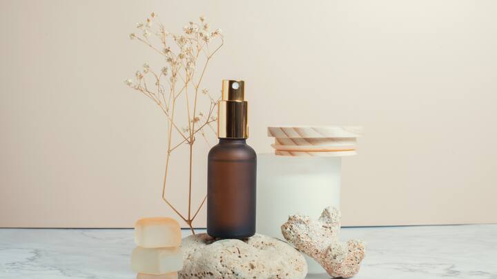 3. Mix the Oils:  The formula of 3:5:2 is the basis for blending essential oil start by adding base notes, ten middle notes followed by top notes. Fill the rest of the remaining quantity of the bottle with the carrier oil and shake gently to mix. (Image Source: Canva)