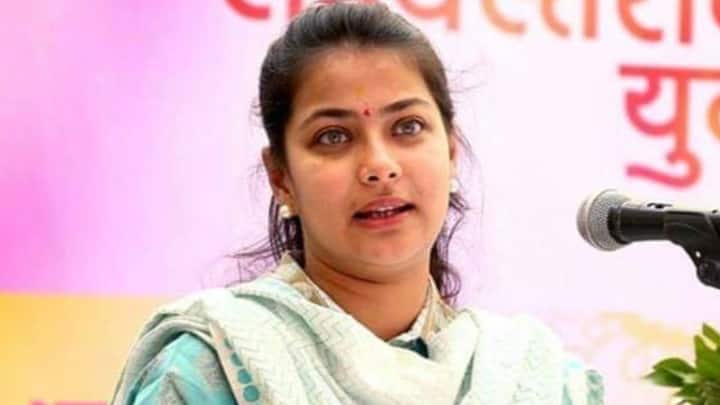 मंगळवेढा तालुक्यातील खोमनाळ येथील ग्रामदैवत कामसिद्ध देवाची यात्रा भरली होती, कार्यकर्त्यांच्या आग्रहामुळे कामसिद्ध देवीच्या दर्शनासाठी प्रथमच खासदार झालेल्या प्रणिती शिंदे यांनी हजेरी लावली होती.