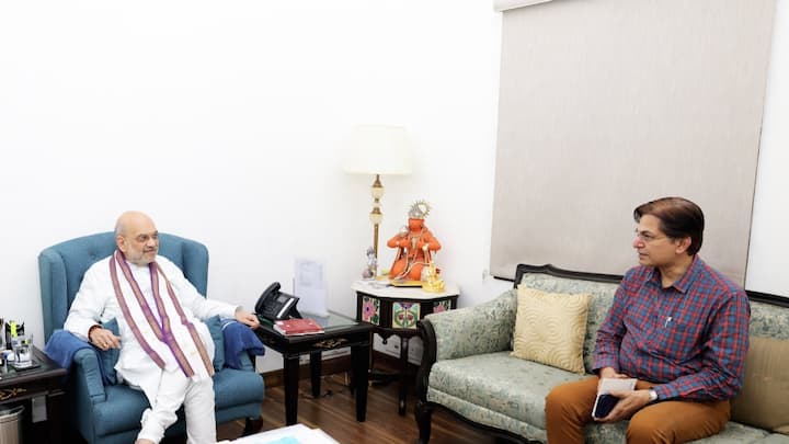 Meanwhile, Union Home Minister Amit Shah met the heads of several departments. Home Ministry's Border Management Secretary Dr. Rajendra Kumar met Union Home Minister and Cooperation Minister Amit Shah and congratulated him on assuming office.